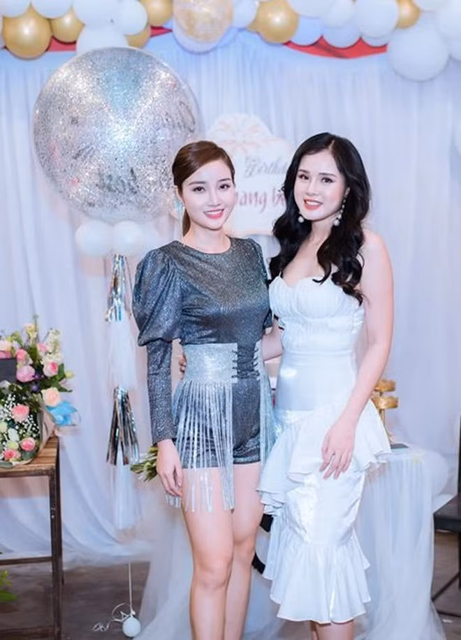 Lan Anh cũng là bạn của người yêu Trọng Đại, Huyền Trang. Hai cô nàng đều quê ở Quảng Ninh, cùng là hot girl và tham gia nhiều cuộc thi nhan sắc. Cặp bạn thân thường xuyên thực hiện bộ ảnh chung "đốt mắt" dân mạng.