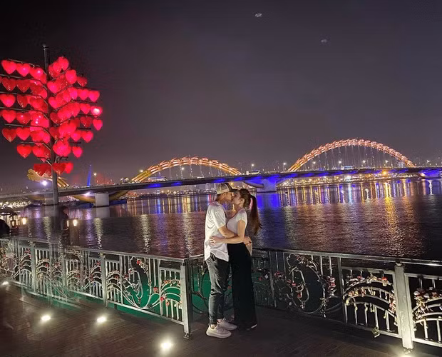 Sau khi công khai mối quan hệ, bạn trai cũ Yến Xuân không ngần ngại chia sẻ hình ành cặp đôi hôn môi tình tứ tại Đà Nẵng. Có vẻ cặp đôi đã có một thời gian khá dài tìm hiểu nhau trước khi hẹn hò.