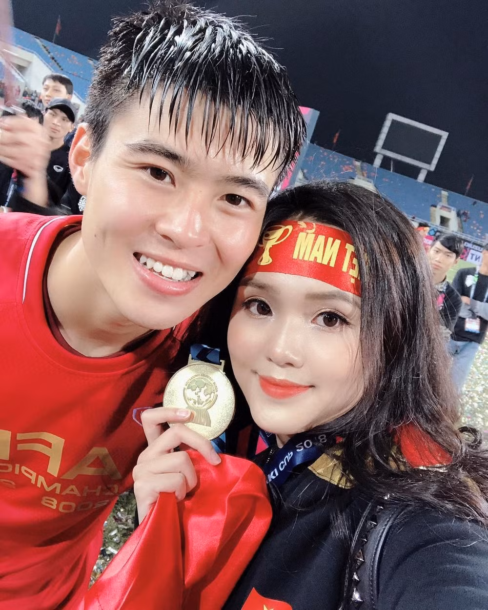 Trong suốt thời gian hẹn hò, cặp đôi thường xuyên đăng tải hình ảnh ngọt ngào trên trang cá nhân cùng dành cho đối phương những lời có cánh. Quỳnh Anh cũng rất ít khi vắng mặt trên khán đài khi bạn trai thi đấu.