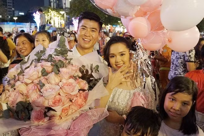 Ngày 1/1/2019, Duy Mạnh cầu hôn Quỳnh Anh tại phố đi bộ Nguyễn Huệ, TP HCM trước sự chứng kiến của nhiều người. Anh chàng cho biết lý do chọn địa điểm này là do quá ấn tượng với hình ảnh người dân tập trung tại đây theo dõi các trận đấu của đội tuyển Việt Nam.