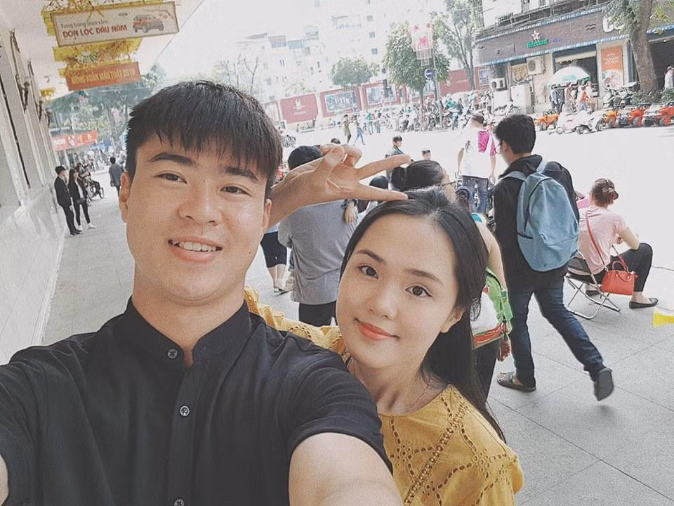 Vợ Duy Mạnh là Quỳnh Anh (SN 1996), cựu sinh viên Học viên Ngoại giao. Cô nàng là ái nữ thứ 2 của ông Nguyễn Giang Đông, cựu chủ tịch CLB Sài Gòn và là em vợ của cầu thủ Văn Quyết.