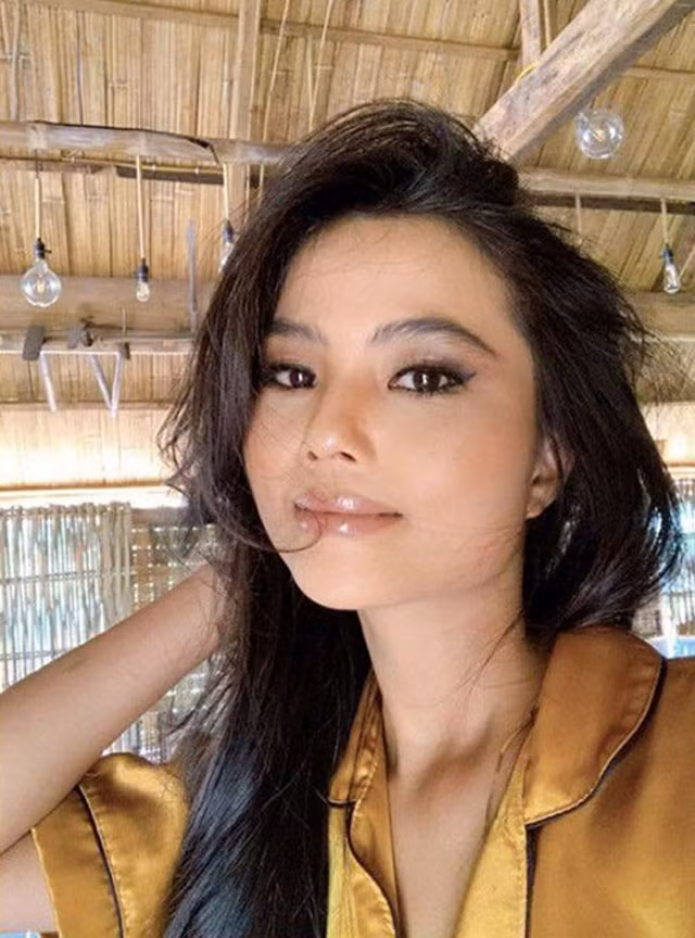 Dù không có chiều cao nổi trội như chị nhưng em gái hoa hậu H'Hen Niê lại sở hữu nhan sắc cực tây với hàng lông mày rậm, sống mũi thẳng và đôi mắt to, sâu thu hút.
