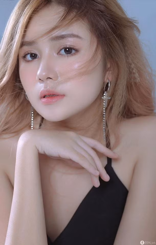 Vân Anh sở hữu đôi mắt to tròn, sống mũi cao cực hút mắt. Cô nàng được nhận xét có nhiều nét giống với MC thể thao nổi tiếng Thu Hoài.