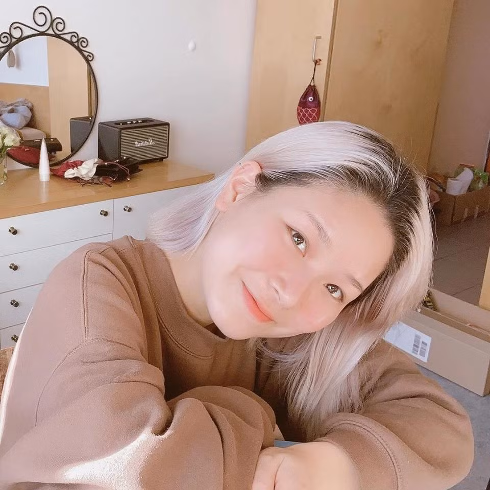Với visual siêu lạ mắt cùng gu thời trang ấn tượng, Thạch Trang ngày càng được nhiều giới trẻ yêu thích.