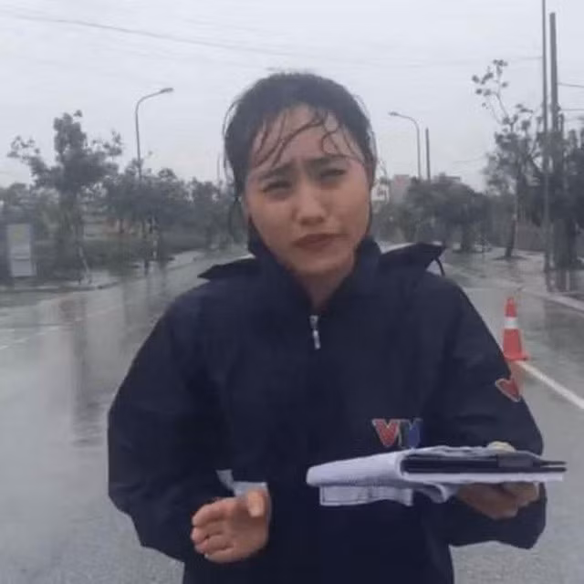 Trước sự bất ngờ của cộng đồng mạng, MC Xuân Anh cho biết tin nhắn ngân hàng báo đến với số lương 70 triệu hoàn toàn là dàn dựng để phục vụ mục đích quay clip cho vui.