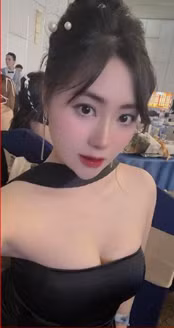 Lê Phương Anh sinh năm 1997 tại Hà Nội, là một cái tên khá nổi tiếng với giới trẻ Hà thành.