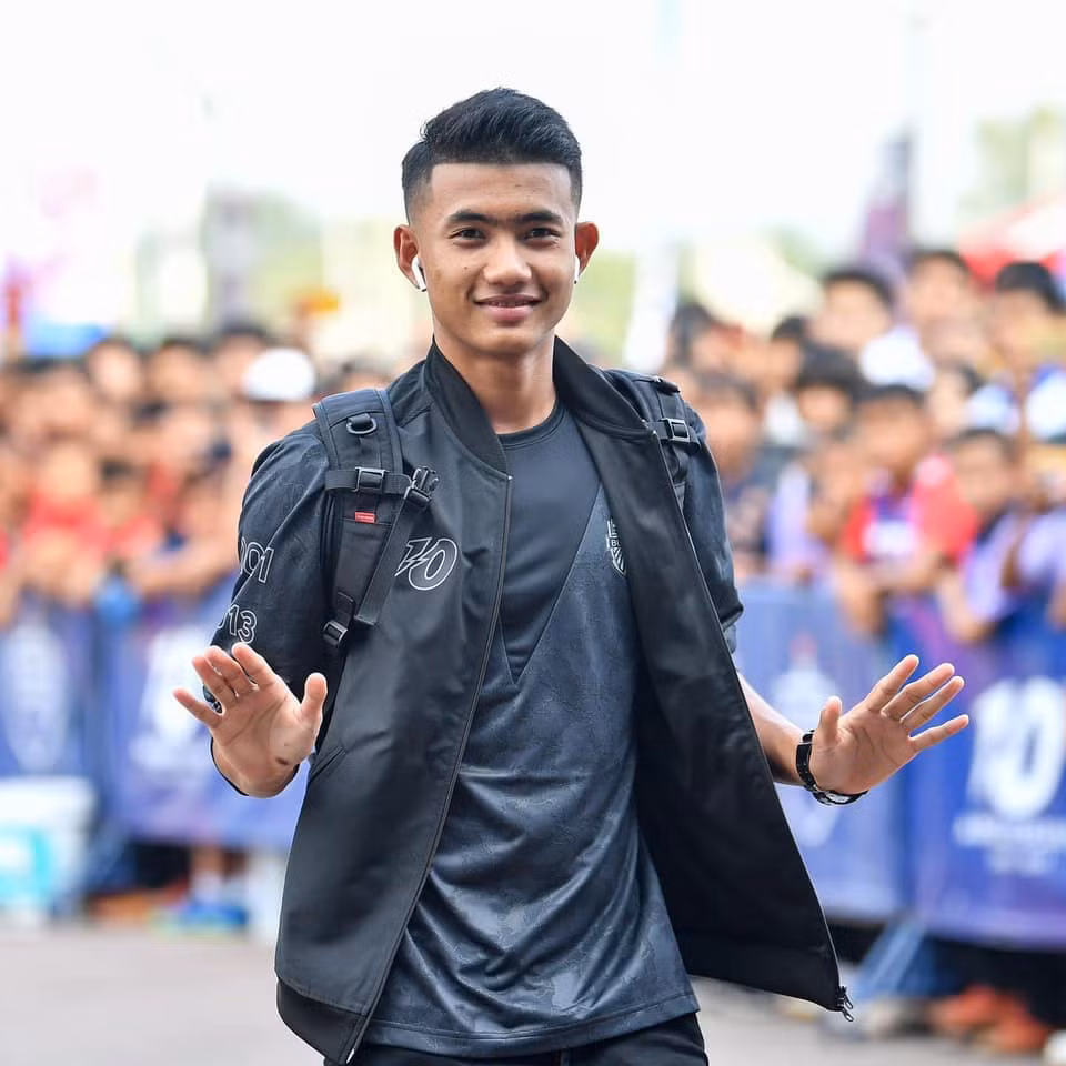 Không chỉ có tài năng bóng đá vượt trội, là niềm hy vọng của người Thái, Suphanat còn sở hữu vẻ ngoài đẹp trai, là chàng soái ca trên sân cỏ.
