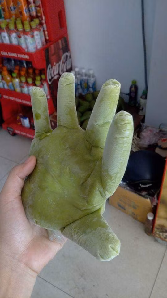 Trổ tài vào bếp làm kem bơ cho con nhân ngày đầu hè nóng nực, thế nhưng cô bé không những không ăn mà còn khóc thét chạy "mất dép" khiến bà mẹ vụng về bất lực.