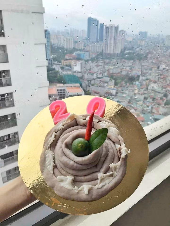 "Tấm lòng" được thể hiện bằng "cỗ lòng". Mặc dù không được đẹp mắt lắm nhưng đây là chiếc "bánh" mà không phải ai cũng có.