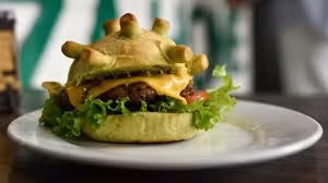Chiếc bánh hamburger hình virus corona gây ám ảnh cực mạnh. Trông thế này liệu còn ai dám ăn nữa?