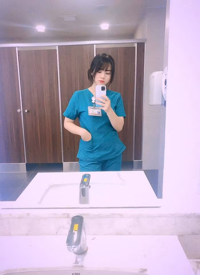 Không chỉ dũng cảm, Thảo An còn sở hữu nhan sắc vô cùng xinh đẹp, không kém gì hot girl, xứng danh "con nhà người ta". Mặc dù, được chú ý trên mạng xã hội, dân mạng tung hô nhưng dường như nữ sinh ĐH Duy Tân không hề muốn chia sẻ bất kỳ điều gì trên trang cá nhân.