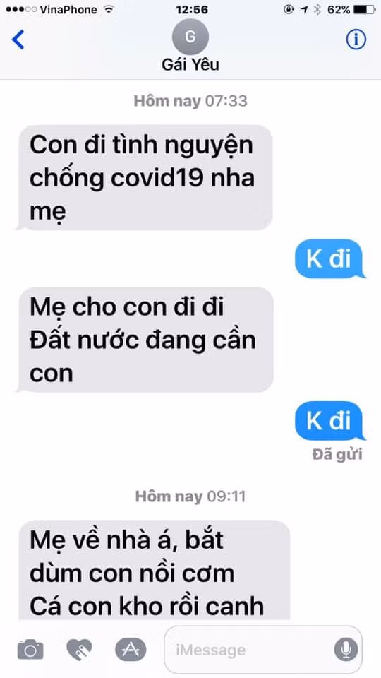 Trong tin nhắn được chụp lại, cô sinh viên khoa Y có xin phép đi tình nguyện tham gia chống Covid-19 nhưng không được đồng ý. Có lẽ không chỉ riêng mẹ của cô nàng mà bất kỳ vị phụ huynh nào cũng sẽ phản đối con tới nơi cách ly, đặc biệt là khi tình hình dịch bệnh đang diễn biến phức tạp.