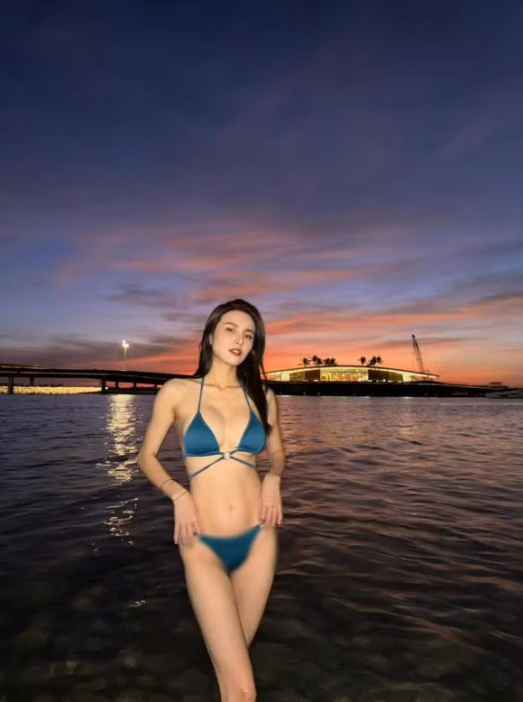 Mới đây, cô nàng đăng tải loạt ảnh diện bikini bé xíu chào hè, đốt mắt netizen với đường cong nóng bỏng. 