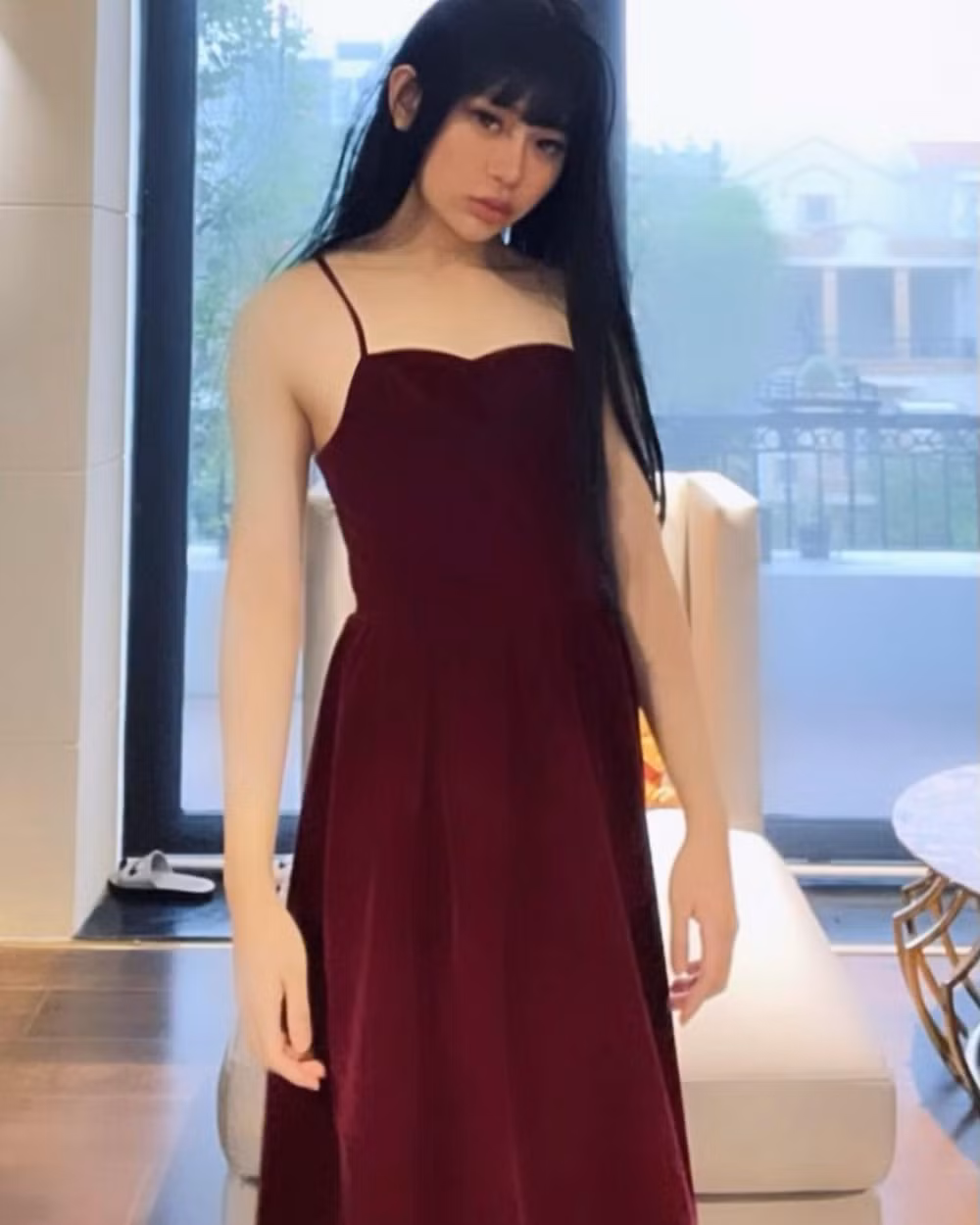 Trong nhiều hình ảnh, Gia Kỳ còn tự tin diện váy 2 dây, khoe vai trần nuột nà.