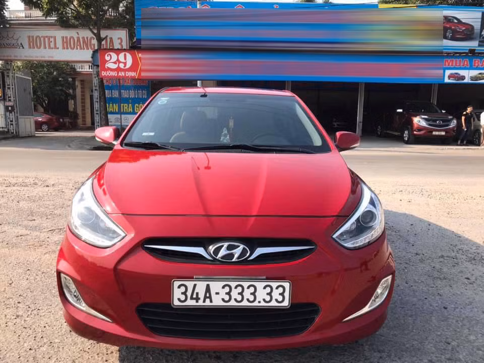 Chiếc Hyundai Accent được gắn biển số ngũ quý 3, kết hợp đầu số 34 của địa phương, thành ra có tới 6 số 3. Theo dân chơi biển số, với 6 con số 3 ở biển số, có người cho rằng biển này mang ý nghĩa "tài lộc". Vì vậy, tấm biển số này được xem là một trong những biển đẹp bậc nhất Hải Dương cho đến thời điểm này. - Ảnh: Trí thức trẻ
