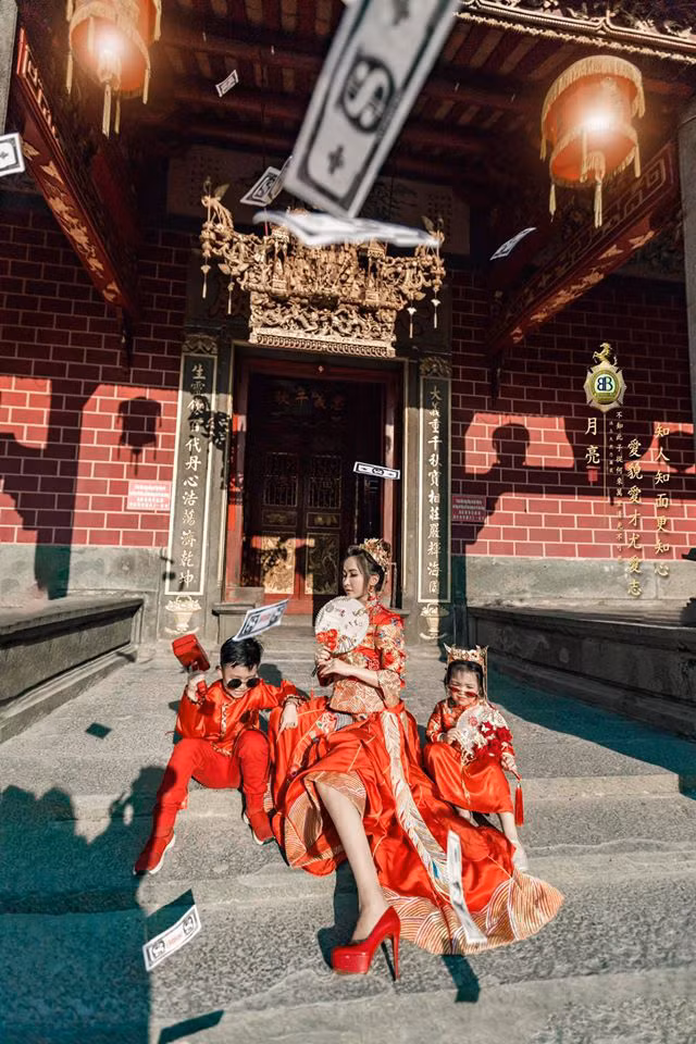Trong bộ ảnh lần này, hai con Minh Nhựa cũng xuất hiện, tạo dáng cực đỉnh bên cạnh mẹ và cùng diện trang phục với sắc đỏ tươi nổi bật.