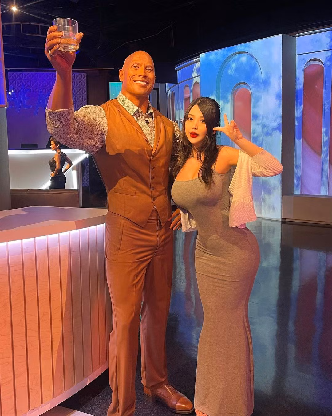 Cô nàng chụp ảnh cùng nam diễn viên đình đám "The Rock""