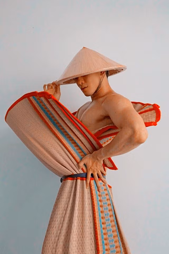 Bản thân Tôn Tuấn Kiệt cũng vô cùng bất ngờ khi những bộ ảnh của mình lại được mọi người yêu mến nhiều đến vậy: "Lúc chụp thì em không nghĩ nó hot đến vậy. Qua đêm thấy lượt share và like được mọi người ủng hộ nhiệt tình. Ban đầu chỉ nghĩ là mang niềm vui, nguồn năng lượng tích cực đến mọi người trong thời gian cách ly, sau đó được sự ủng hộ từ mọi người nên em rất ngạc nhiên".
