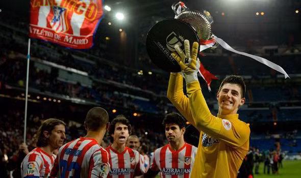 Thibaut Courtois (Bỉ, và Chelsea): Ngôi sao 22 tuổi ký hợp đồng với Chelsea vào năm 2011, nhưng khi đó Petr Cech vẫn đang đạt phong độ cao, nên Courtois được đem cho Atletico Madrid mượn. Tuy nhiên, thủ môn người Bỉ đã có một kỳ World Cup 2014 ấn tượng, và góp công lớn giúp CLB thủ đô Tây Ban Nha vào tới chung kết Champions League mùa trước. Chứng kiến phong độ của Courtois, Jose Mourinho đã quyết định gọi anh trở lại Chelsea làm người bắt chính ở mùa giải hiện tại.