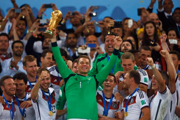  Manuel Neuer (Đức, và Bayern Munich): Ngôi sao 28 tuổi này trở thành thủ môn số một của đội tuyển quốc gia ngay trước thềm World Cup 2010 sau khi René Adler bị chấn thương nặng, và sự nghiệp của anh đã phát triển mạnh kể từ đó. Sau khi ký hợp đồng với Bayern từ Schalke hồi năm 2011 với giá 18 triệu bảng, anh còn cùng với tuyển Đức vô địch World Cup 2014. Nhiều ý kiến cho rằng anh là người đã định nghĩa lại vai trò của một thủ môn trong bóng đá hiện đại, khi anh sở hữu cả những kỹ năng cản phá và phân phối bóng xuất sắc.