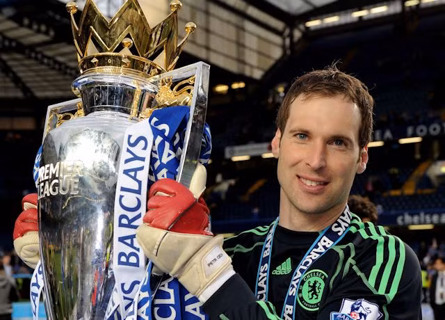  Petr Cech (CH Czech, Chelsea): Thủ môn 32 tuổi gắn bó với Chelsea suốt từ năm 2004 và đã có hơn 325 trận bắt cho đội bóng thành London. Nhưng Mourinho đã gọi lại Thibaut Courtois từ Atletico Madrid hồi mùa hè 2014, và hiện tại thủ thành người Bỉ là sự lựa chọn số một trước cầu môn Chelsea.