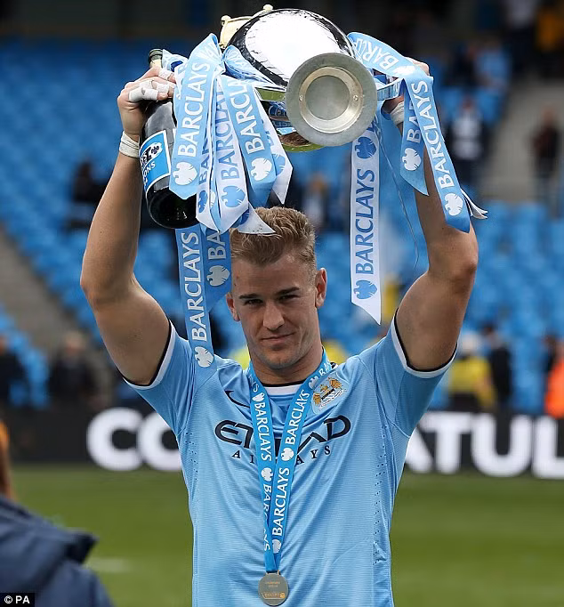 Joe Hart (Anh, và Man City): Sự nghiệp của thủ môn 27 tuổi này vẫn đang thăng tiến mạnh. Sau khi đã củng cố được vị trí số một trong khung gỗ tuyển Anh, Hart tiếp tục được ca ngợi là thủ môn hàng đầu thế giới sau một loạt các màn trình diễn ấn tượng cho Man City tại Champions League năm 2012. Năm ngoái không thực sự tốt đẹp với anh, nhất là trong sắc áo CLB khi anh bị HLV Manuel Pellegrini cho ngồi dự bị một thời gian. 