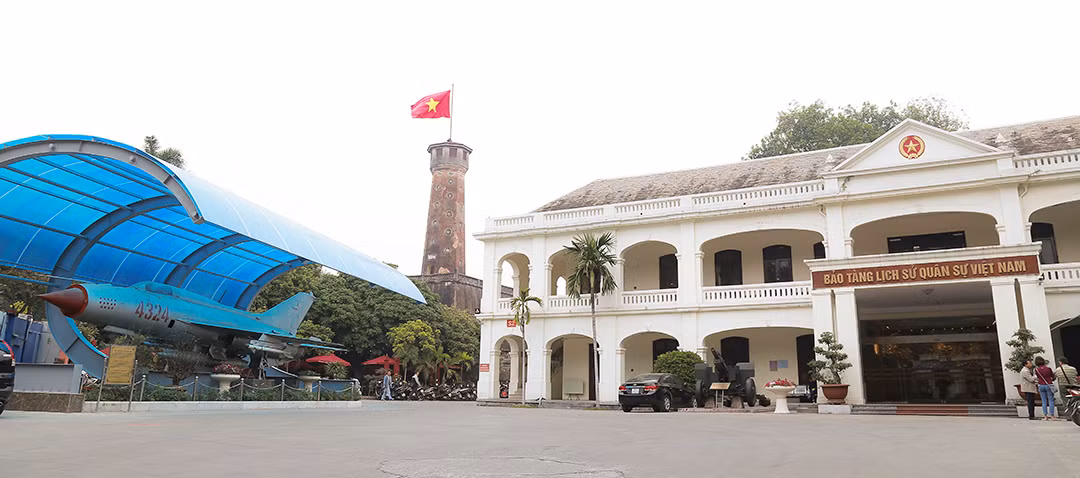 Bảo tàng Lịch sử Quân sự Việt Nam có tổng diện tích lên đến 10.000m2. Bảo tàng được xây dựng từ năm 1956, đến năm 1959 thì khánh thành và bắt đầu đón khách du lịch.