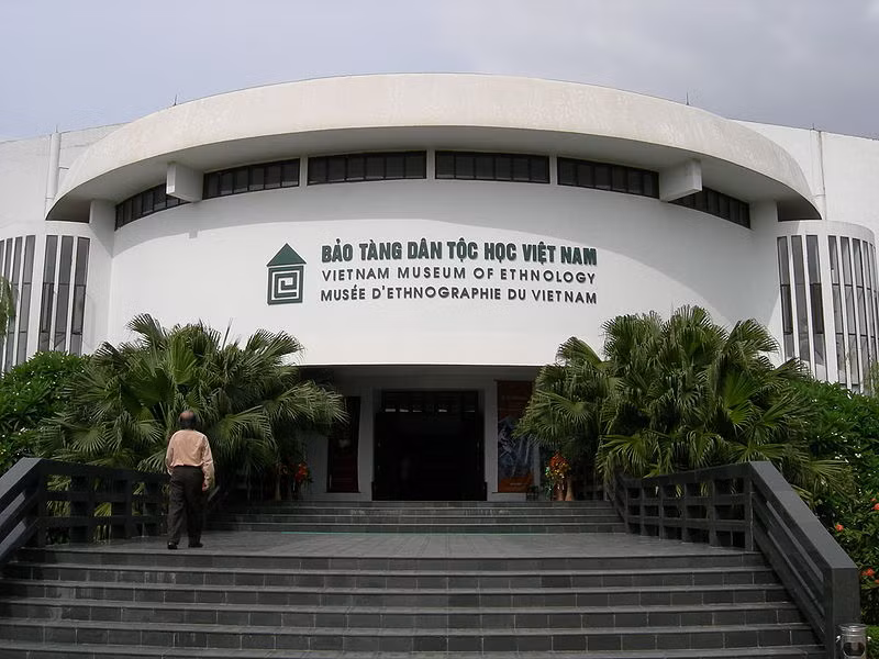 Bảo tàng rộng 4,5ha, gồm nhiều công trình kiến trúc mới lạ và được ví như một bức tranh thu nhỏ về đồng bào 54 dân tộc tại Việt Nam. Cực nhiều hiện vật được trưng bày tại đây như trang sức, y phục, vũ khí, tôn giáo, nhạc cụ, tín ngưỡng…