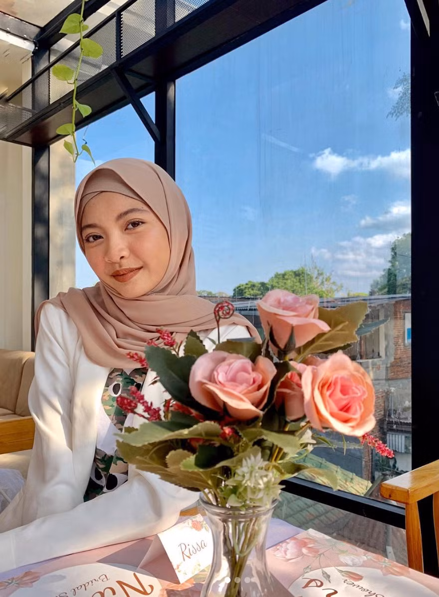 Cô nàng hiện đang theo học Tâm lý học, Đại học Brawijaya, ngoài ra nàng WAGs xinh đẹp cũng đang trợ giúp bố với vai trò là trợ lý tại CLB Arema FC.