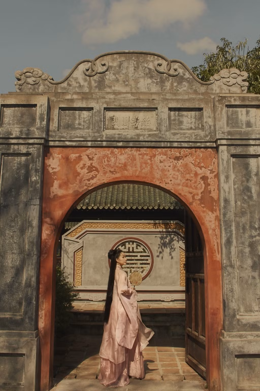 “Nang tho xu Hue” xinh ngat ngay trong bo anh hoa than nang Kieu