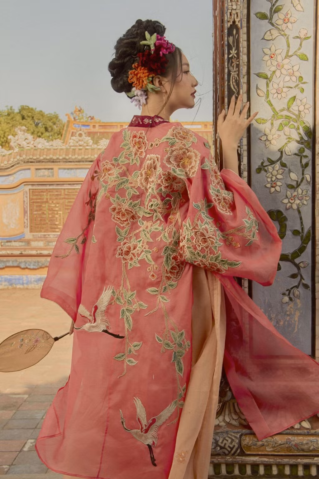 Ngọc Trân (SN 1995) nổi lên sau ca khúc "Nàng thơ xứ Huế" của ca sĩ Thuỳ Chi, tên bài hát cũng trở thành biệt danh của hot girl luôn sau đó vì quá hợp với câu từ của bài hát.