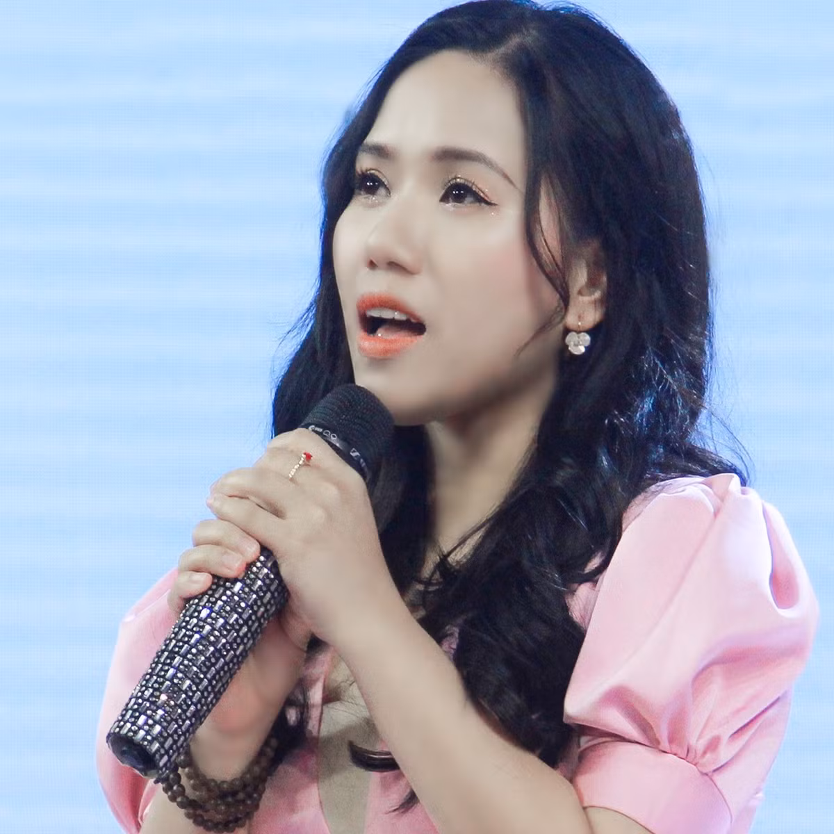 Ca sĩ Thuỳ Chi nổi tiếng với giọng ca trong trẻo và gắn liền với những ca khúc về tuổi học trò. Đây có lẽ cái tên trẻ nhất trong danh sách người nổi tiếng giảng dạy cho nhiều lứa học trò.