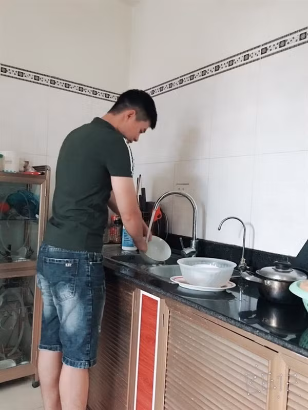 Chiếc máy rửa bát đa năng này có tên là "chồng" với nhiều năm sản xuất và công dụng khác nhau, có chiếc hơi tậm tịt, có chiếc lại kiêm được rất nhiều việc nhà khác. Đặc biệt, đây là chiếc máy không hề tốn điện, vận hành bằng cơm mỗi một điểm trừ là hay cãi lại.