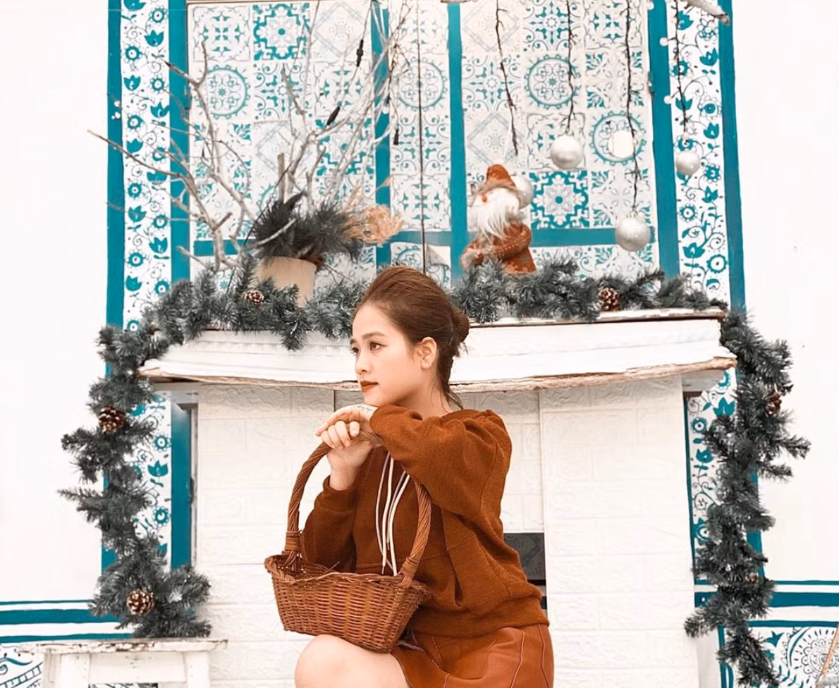 Huyền My từng là cựu sinh viên của trường ĐH FPT. Cô nàng sở hữu nhan sắc xinh đẹp, gu thời trang khá sang chảnh và hút mắt. Trước khi quen Quang Hải, cô nàng đã là hot girl có tiếng trên mạng xã hội.