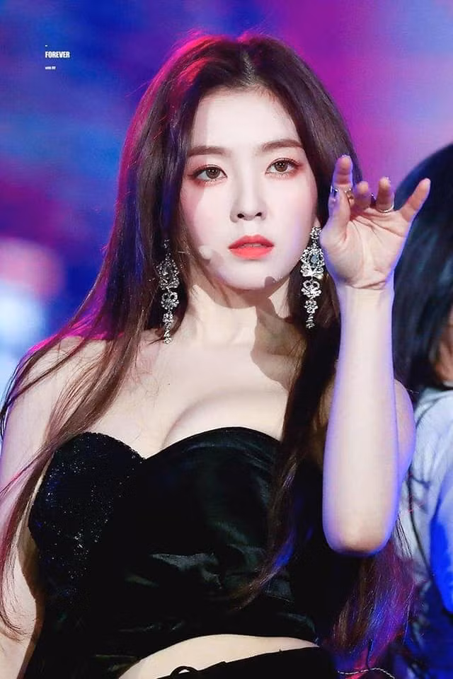 Irene – cô chị cả của nhóm nhạc nữ Red Velvel, vốn được biết đến là một trong những mỹ nhân đình đám của Kpop thế hệ thứ 3, tuy nhiên điều không ai có thể ngờ được rằng năm nay, cô nàng sẽ chính thức bước sang tuổi 30. Mặc dù độ tuổi có tăng lên nhưng nhan sắc của cô nàng vẫn không hề suy giảm, thậm chí ngày càng trở nên quyến rũ và cuốn hút hơn rất nhiều.