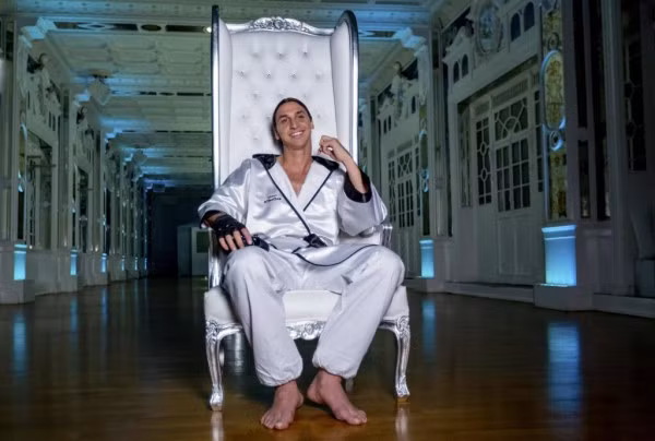  Zlatan Ibrahimovic (PSG – 36,4 triệu USD): Dù đã bước sang tuổi 33 nhưng Ibrahimovic vẫn là một trong những cầu thủ kiếm tiền nhiều nhất thế giới năm 2014, chỉ xếp sau 2 ngôi sao hàng đầu của làng túc cầu là Ronaldo và Messi. Dẫu vậy, mức đãi ngộ trên vẫn hoàn toàn xứng đáng cho những đóng góp của Ibra cho đội bóng chủ quản, PSG.