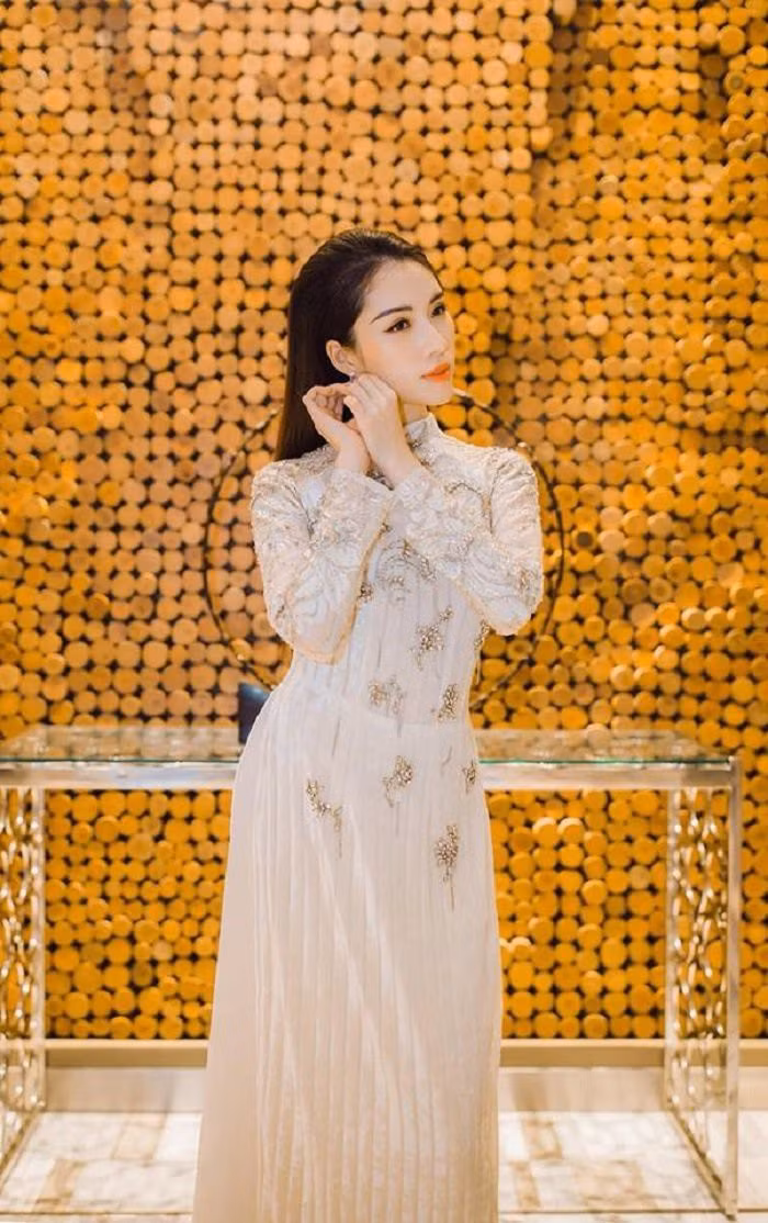 Cô gái sinh năm 1996 có cái tên khá ấn tượng Đặng Dương Thanh Thanh Huyền cũng là một trong những MC 9X của VTV rất được lòng khán giả. Thanh Huyền từng đỗ thủ khoa ngành Kinh doanh thương mại tại đại học Nha Trang.