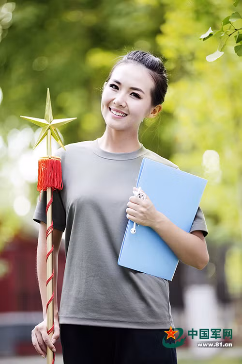 Được biết, Gao Yuan đến từ tỉnh Sơn Đông. Cô là một nhạc trưởng kiêm Phó giám đốc của đoàn đồng diễn quân sự tại Đại học quốc phòng, quốc gia thuộc PLA.