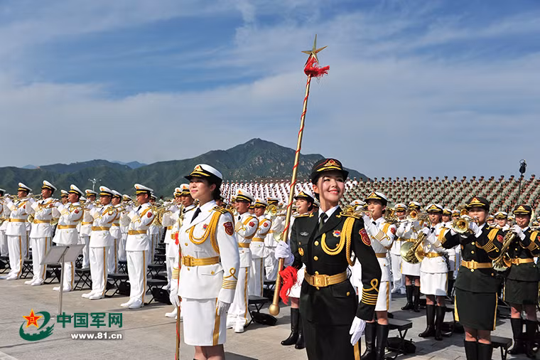 Hình ảnh của Gao Yuan được share rầm rộ trên khắp các diễn đàn cùng những lời khen về nhan sắc được dân mạng gửi về trang cá nhân của nữ binh sĩ này.