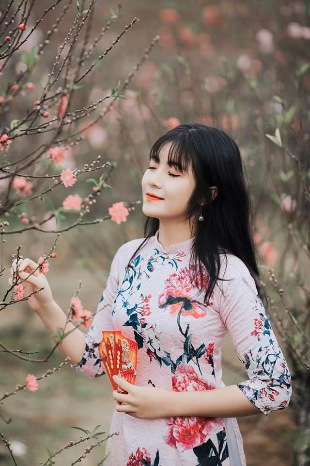 Phạm Thị Linh Chi (18 tuổi, THPT Lương Ngọc Quyến, thành phố Thái Nguyên) nổi tiếng sau khi cover ca khúc "Cầu hôn" của Văn Mai Hương. Hot girl Thái Nguyên ngay lập tức thu hút sự chú ý của cộng đồng mạng nhờ giọng hát ngọt như kẹo và nhan sắc xinh đẹp.