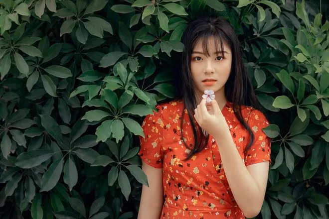 Bên cạnh ca hát, hot girl 10x thử sức với vai trò MC và mẫu ảnh. Thế nhưng ở thời điểm hiện tại, việc học tập vẫn là ưu tiên hàng đầu của cô.