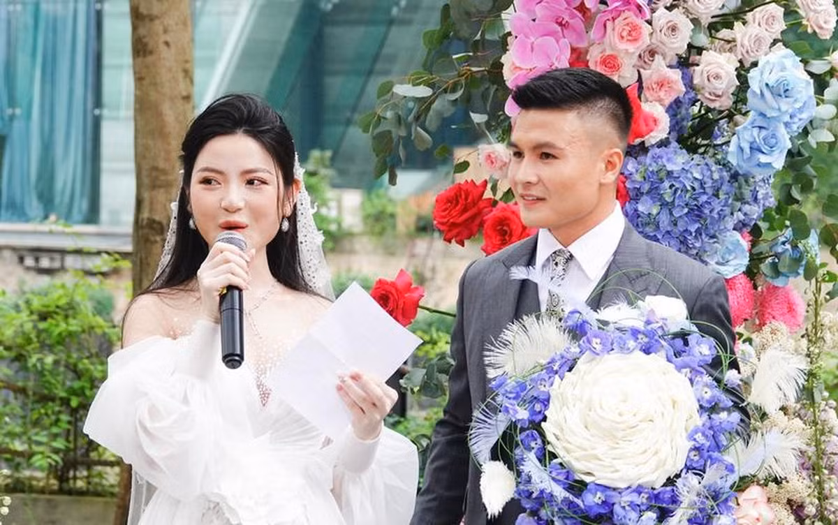 Đám cưới của cả 2 diễn ra hoành tráng tại cả quê nhà và ở Hà Nội, thu hút nhiều khách mời tới dự.