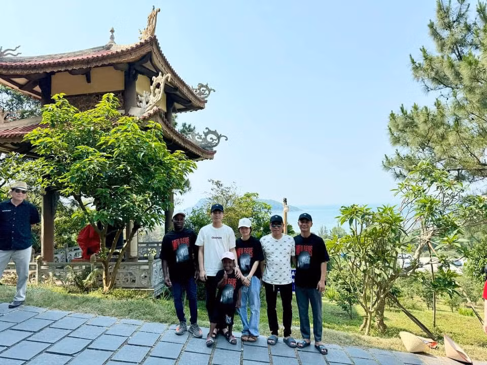 Trước đó, khi vừa đặt chân đến Việt Nam, Lôi con đã nổi đình nổi đám với màn biểu diễn ca khúc "cắt đôi nỗi sầu" bằng tiếng Việt khiến ai nấy đều yêu thích..