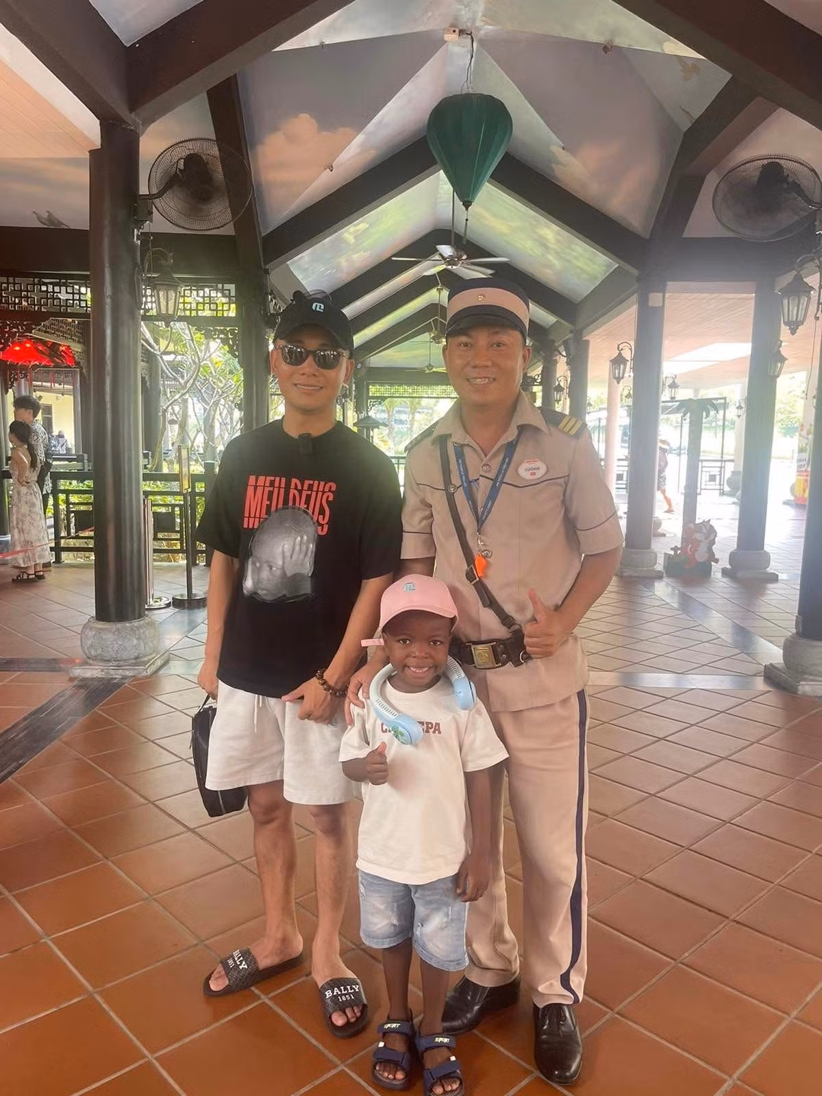 "Lôi con về Việt Nam", "Quang Linh đứa Lôi con về Việt Nam" đang là những từ khóa được tìm kiếm rất nhiều bởi người dùng mạng xã hội ở Việt Nam.