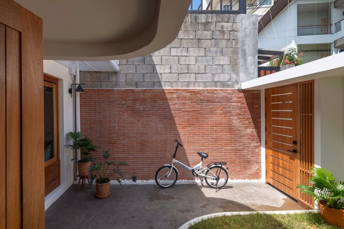 Ngôi nhà xinh xắn có khoảng sân ở trước.