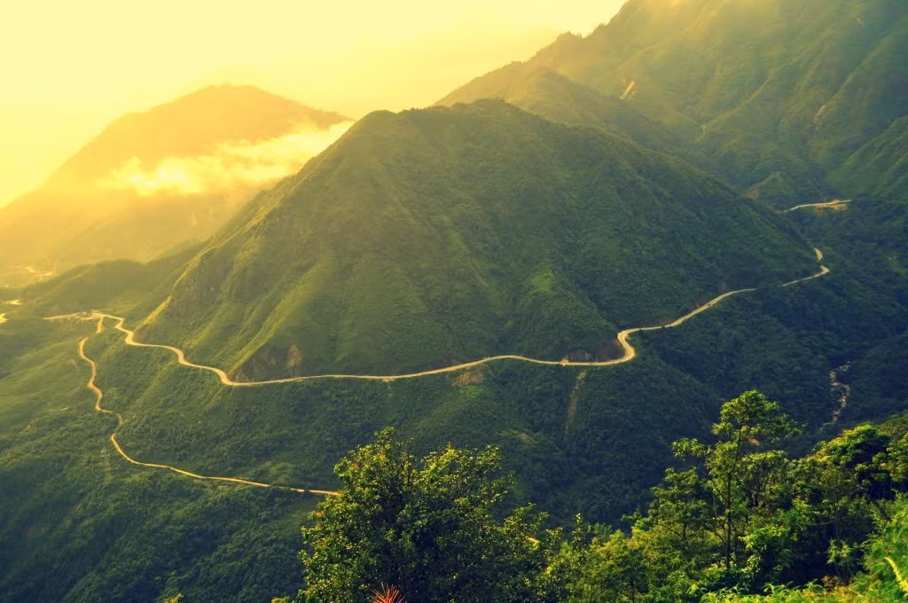 Pha Đin có điểm cao nhất là 1648m so với mức nước biển, tổng chiều dài 32km, đây là một con đèo vô cùng hiểm trở, một bên là vực sâu thăm thẳm, một bên là vách núi dựng đứng. Địa thế vô cùng hiểm trở với 8 khúc cua cực hiểm, bán kính đường cong chưa tới 15m, trong đó có nhiều đoạn đường chỉ đủ cho một xe ô tô đi qua.