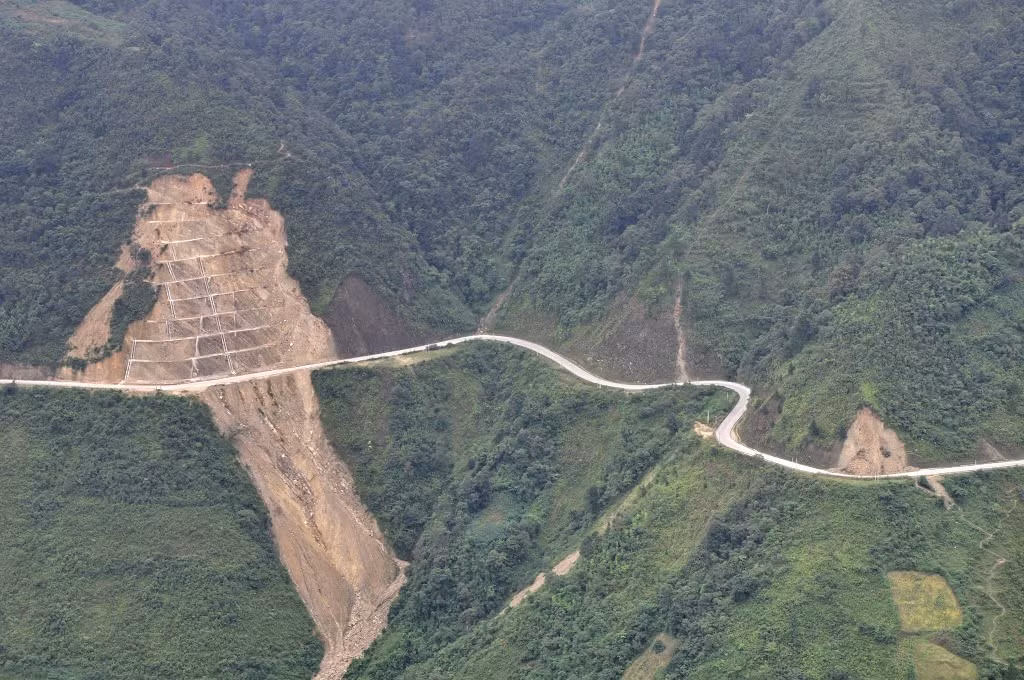 Đèo Khau Phạ – Yên Bái: Đèo Khau Phạ với độ dài trên 30km nằm ở khu vực giáp ranh giữa hai huyện Mù Cang Chải và Văn Chấn của tỉnh Yên Bái. Đèo chạy qua nhiều địa danh nổi tiếng như Mù Cang Chải, La Pán Tẩn, Chế Cu Nha hay Tú Lệ. Đây được xem là cung đèo hiểm trở và dài nhất tuyến quốc lộ 32.