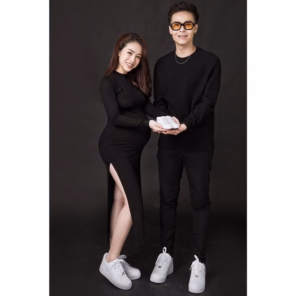 Không chỉ xứng đôi vừa lứa trong gia thế, nhan sắc mà phong cách thời trang của cả hai cũng có nhiều nét tương đồng. Trước khi về chung một nhà, cả hai đã được đánh giá cao ở việc diện đồ đôi cá tính, những mẫu áo thun đen cùng giày sneaker là các item không thể thiếu trong outfit của cả hai. Việc diện đồ đôi, "phủ" hàng hiệu của Joyce Phạm và chồng thể hiện sự đẹp đôi và thời trang có gu.
