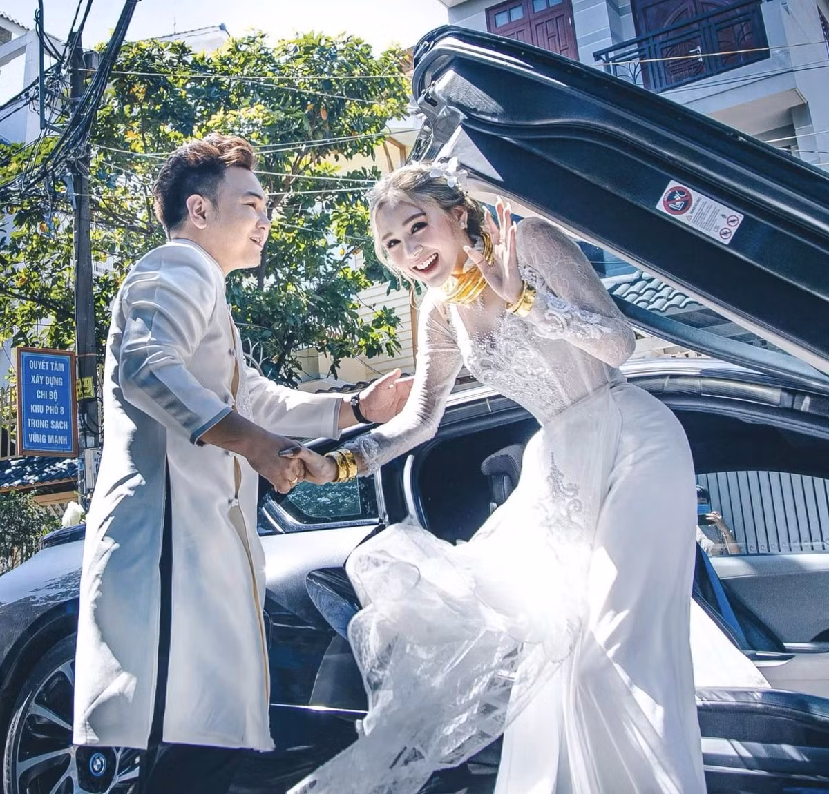 Giữa lúc này, một đoạn clip chia sẻ về chuyện hôn nhân, sinh con của Xoài Non khi tham gia chương trình Sao Đi Làm bất ngờ được cư dân mạng “đào” lại. Theo đó, người đẹp cho hay khi đi khám sức khoẻ, bác sĩ có nói cổ tử cung bị nhỏ, kinh nguyệt không đều nên rụng trứng không đều.