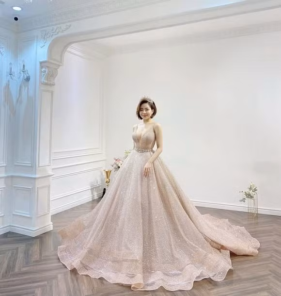 Hot girl Trâm Anh úp mở việc sắp sửa lên xe hoa bằng những dòng caption: "Chỉ đơn giản là đã gặp được người muốn chăm sóc mình cả đời. Cảm ơn vì tất cả!", "Ngày mai, em là cô dâu mới/ Ngày mai, em mặc chiếc áo dài theo chồng/ Ngày mai, em cười thật hạnh phúc/ Ngày mai, em được ở bên người mà em yêu".